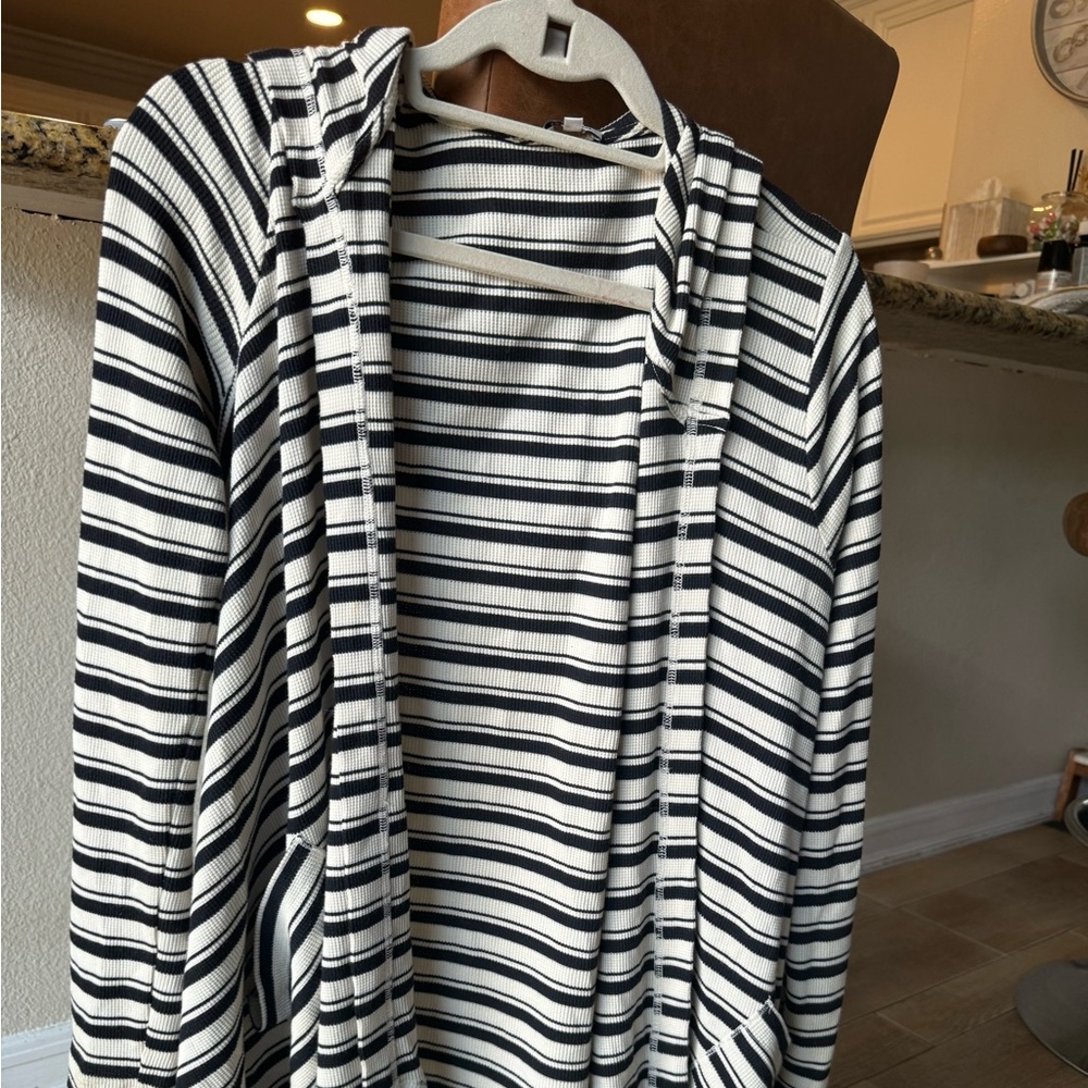 SPLENDID blk/white stripe wrap w/hood